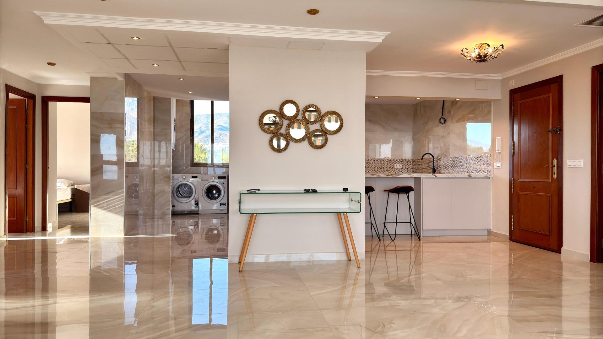 Luxe appartement in het Iconische Coblanca 40 gebouw met uitzicht op zee