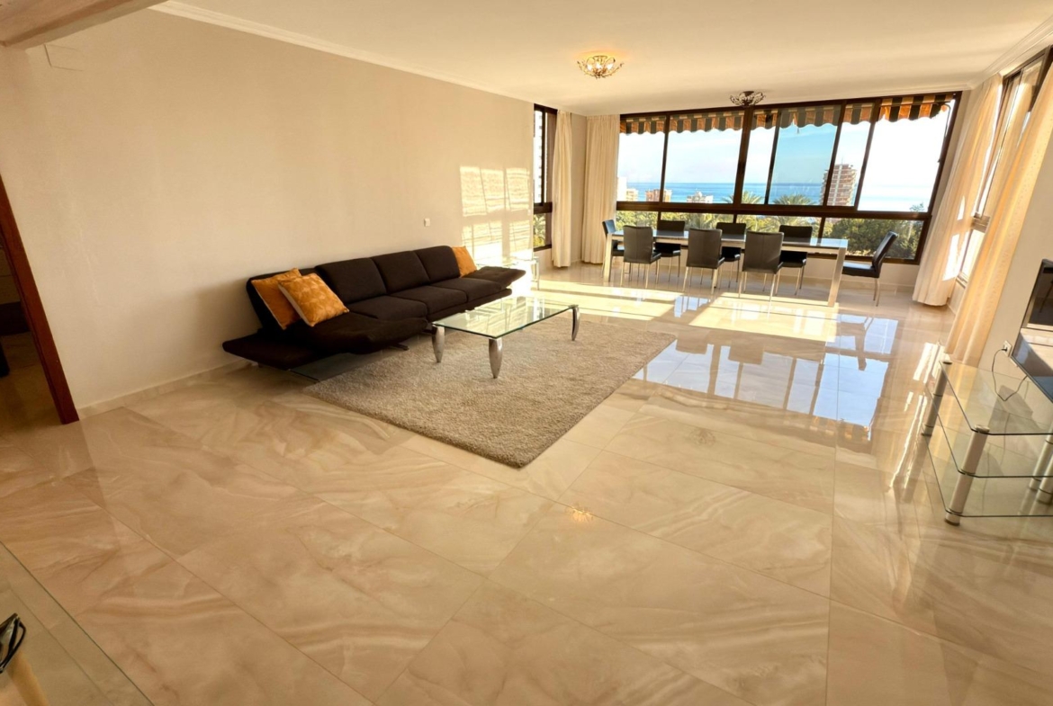 Luxe appartement in het Iconische Coblanca 40 gebouw met uitzicht op zee