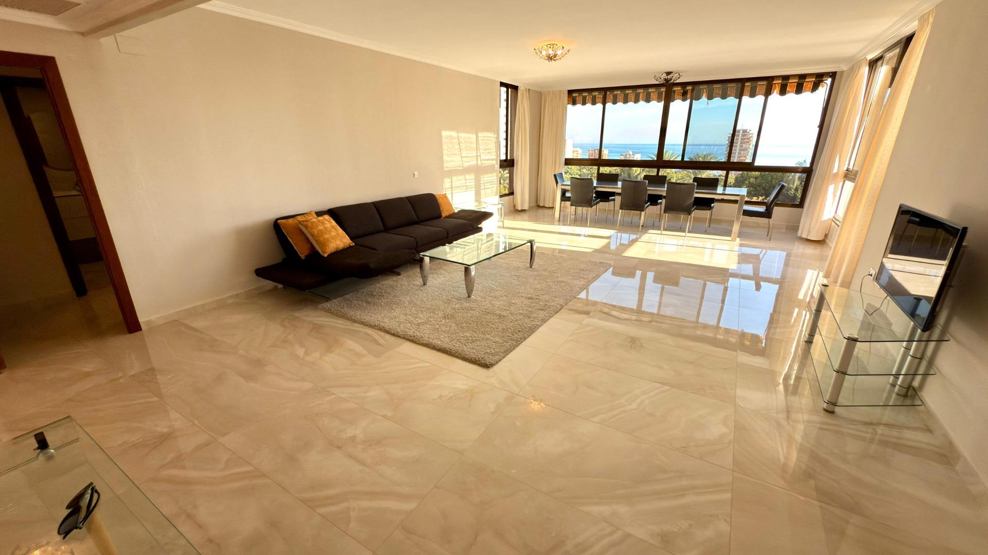 Luxe appartement in het Iconische Coblanca 40 gebouw met uitzicht op zee