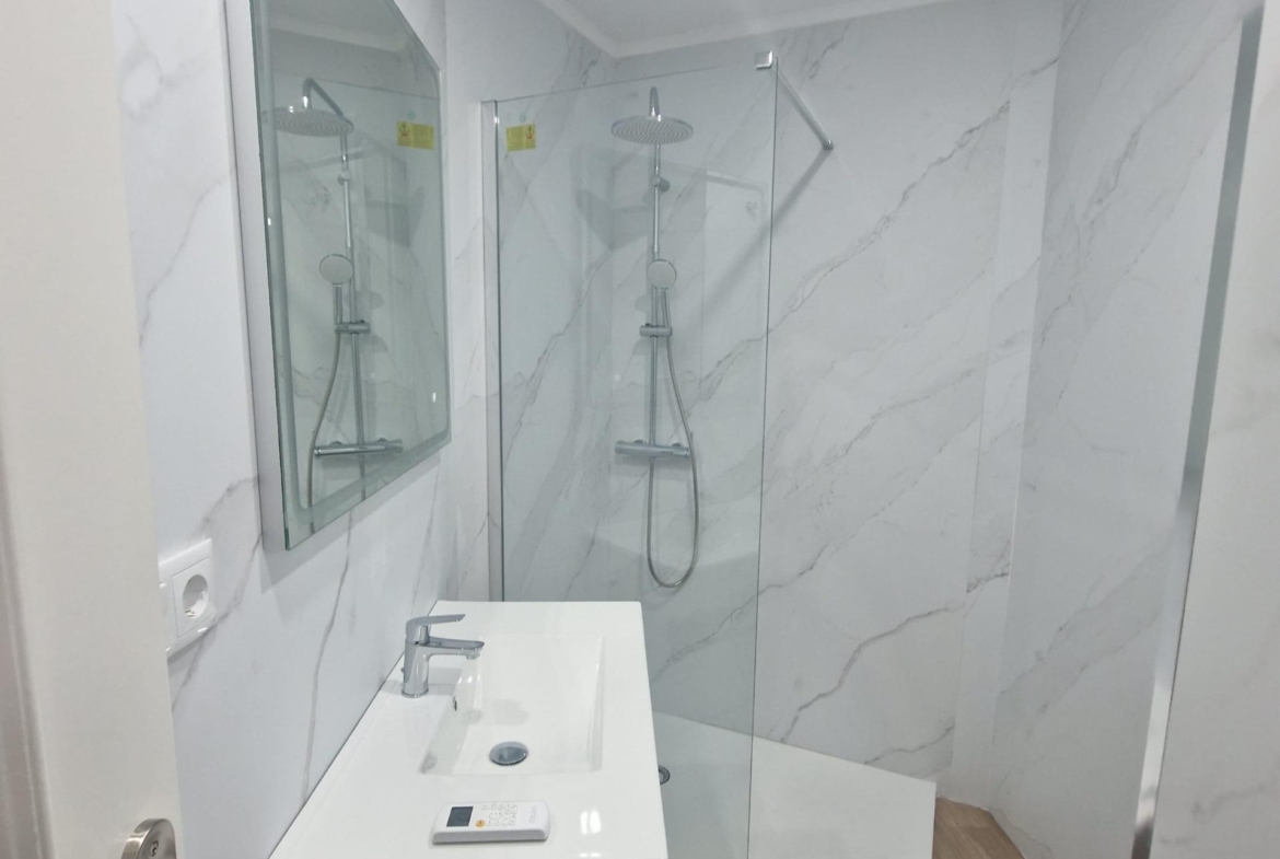 GRAN APARTAMENTO COMPLETAMENTE REFORMADO EN TORREVIEJA, 2 HAB, 2  BAÑOS