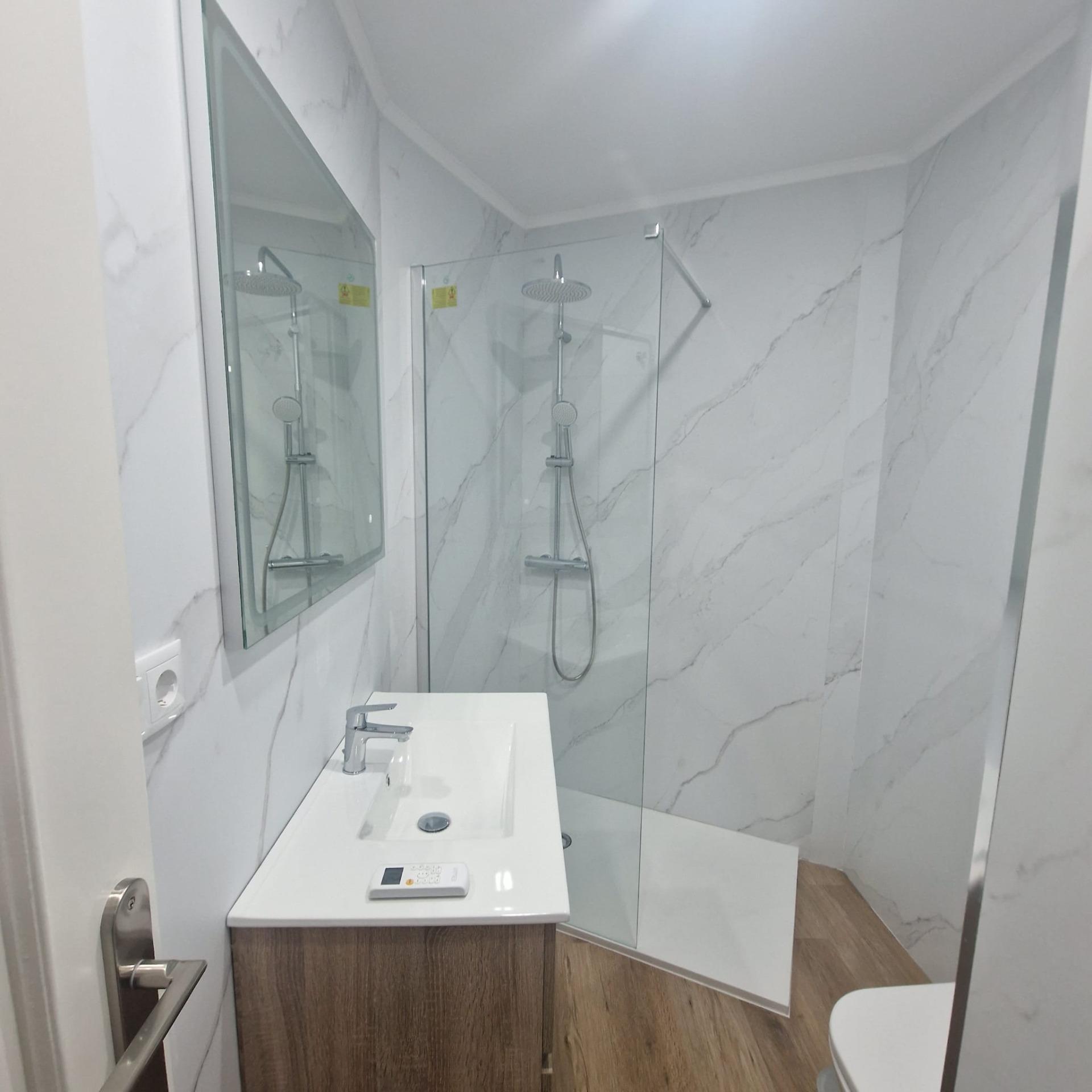 GRAN APARTAMENTO COMPLETAMENTE REFORMADO EN TORREVIEJA, 2 HAB, 2  BAÑOS