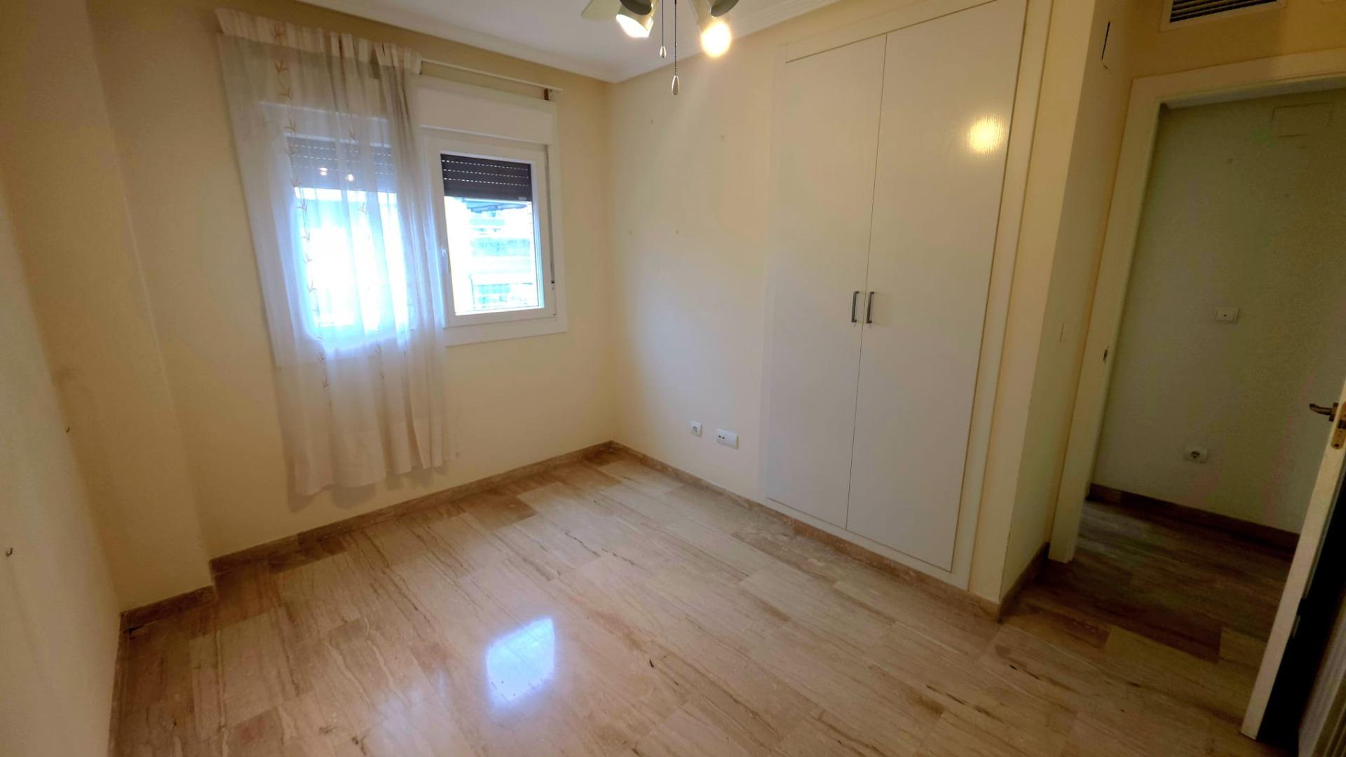 Gran Vivienda de 4 slaapzalen y tres baños en Urbanización de Lujo en Playa San Juan