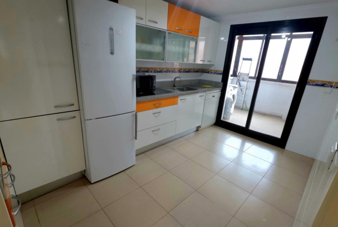 Gran Vivienda de 4 slaapzalen y tres baños en Urbanización de Lujo en Playa San Juan