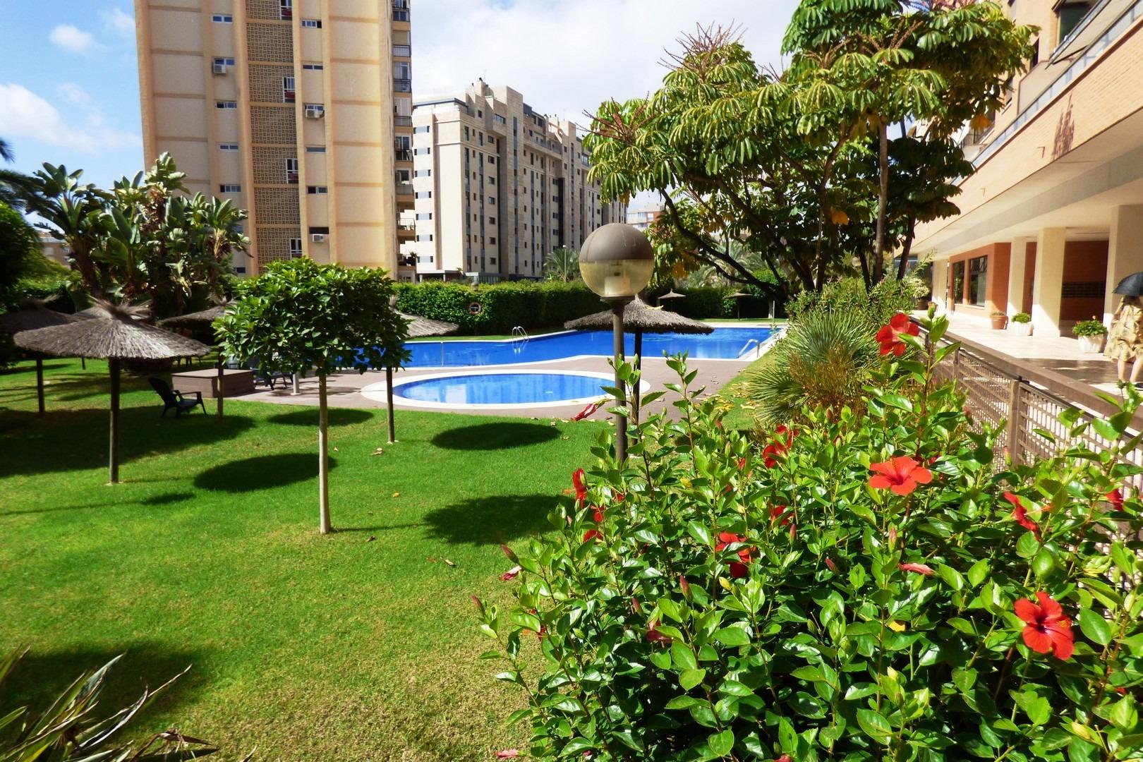 Gran Vivienda de 4 slaapzalen y tres baños en Urbanización de Lujo en Playa San Juan