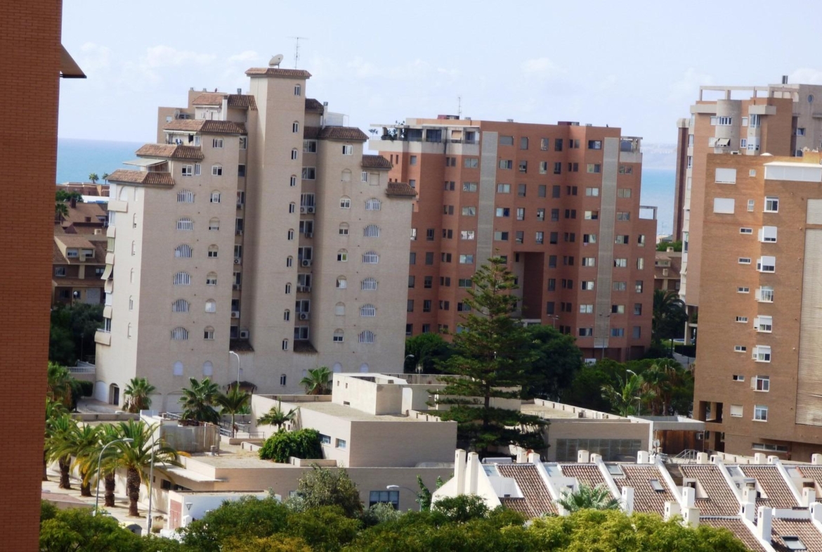 Gran Vivienda de 4 slaapzalen y tres baños en Urbanización de Lujo en Playa San Juan