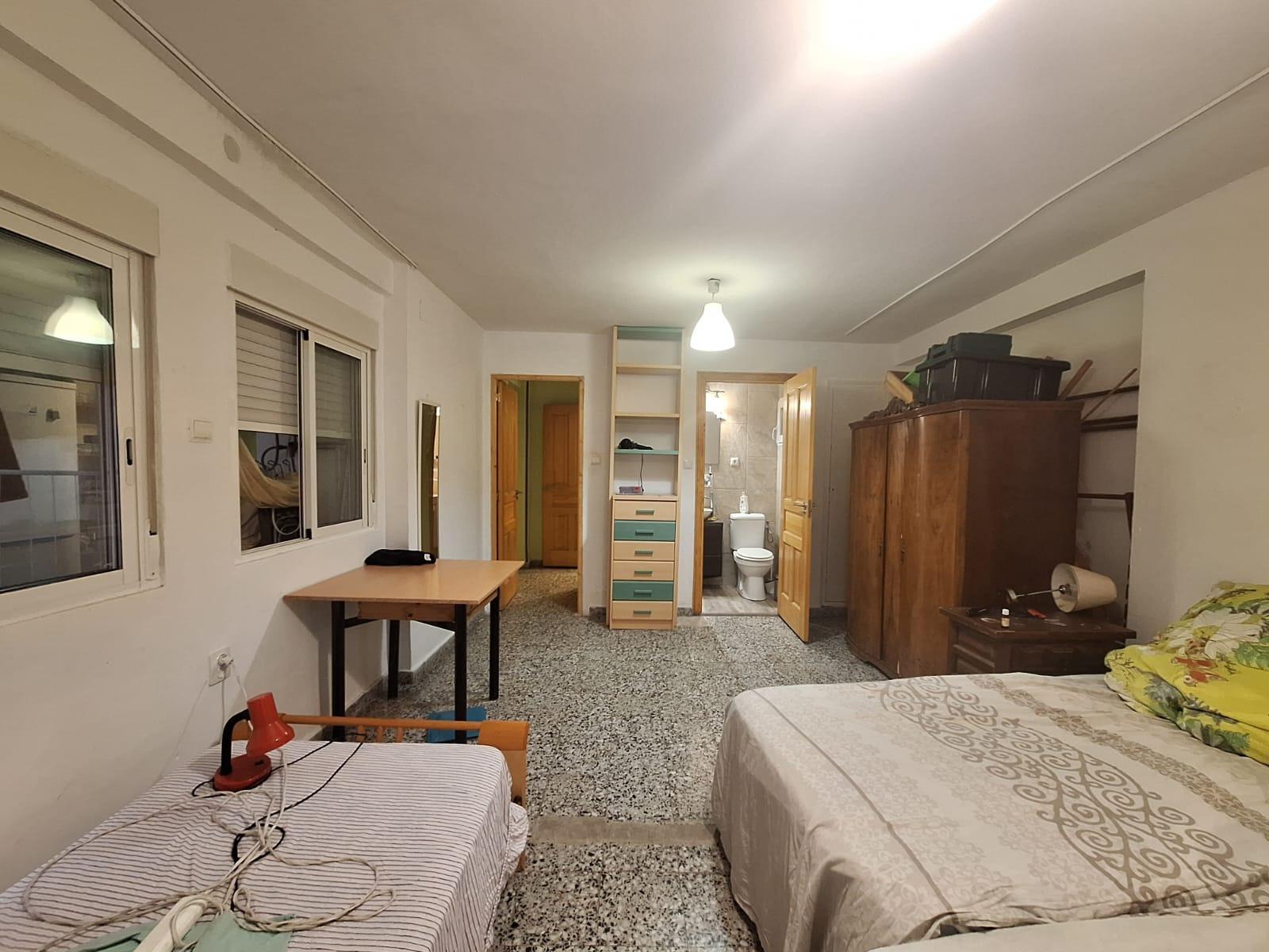 Amplio Piso en Venta en Carolinas Bajas, Alicante – Portonidad Única