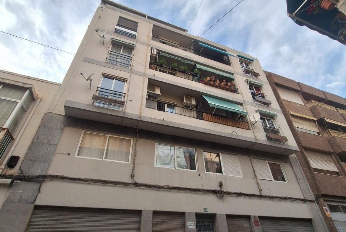 Amplio Piso en Venta en Carolinas Bajas, Alicante – Portonidad Única