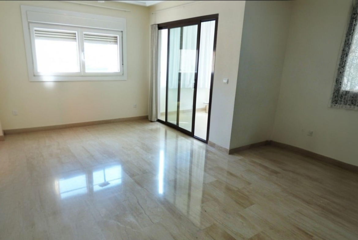 Gran Vivienda de 4 slaapzalen y tres baños en Urbanización de Lujo en Playa San Juan