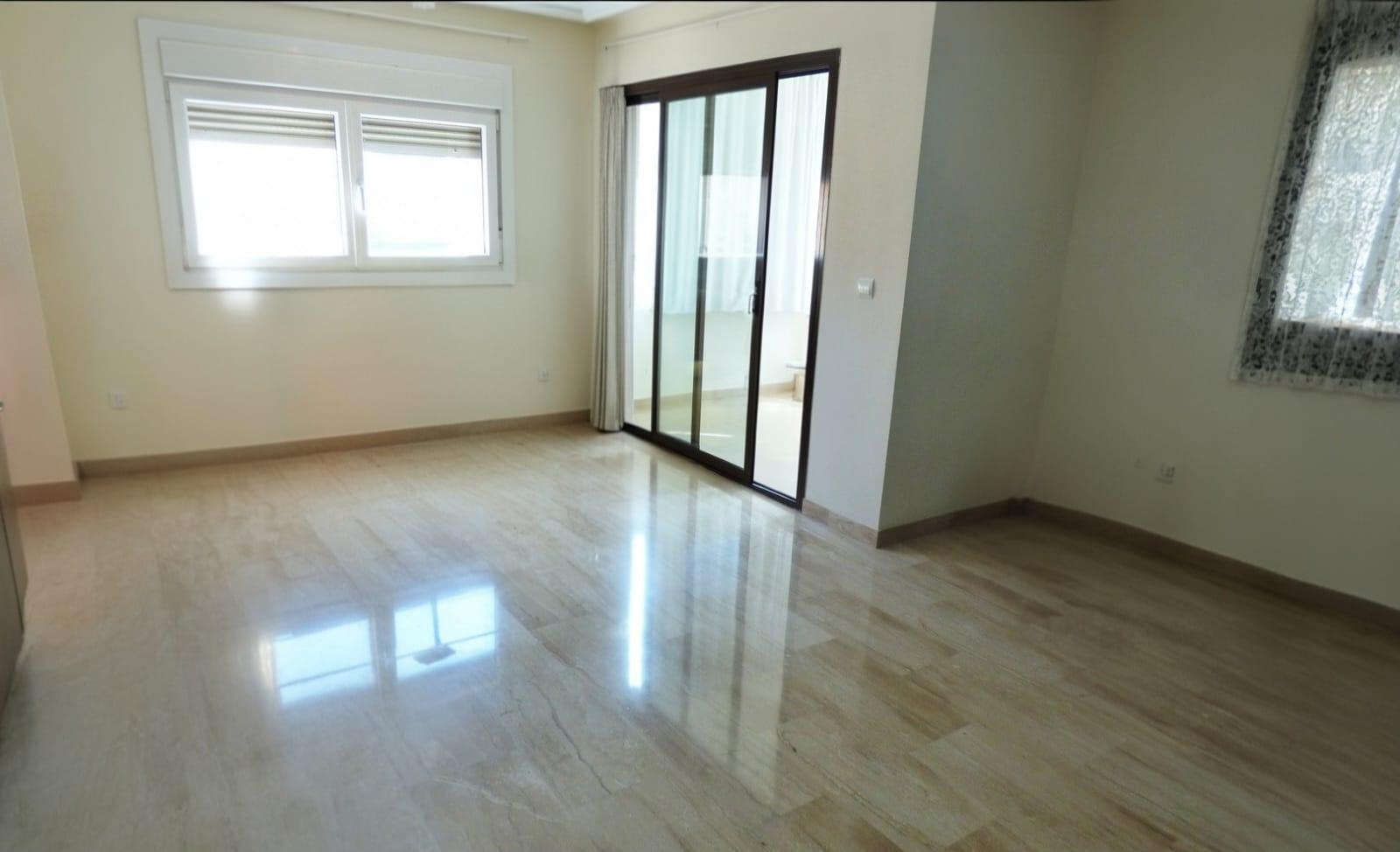 Gran Vivienda de 4 slaapzalen y tres baños en Urbanización de Lujo en Playa San Juan