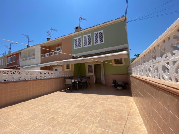 Magnificent townhouse in Torrevieja with 3 bedrooms and 2 bathrooms.