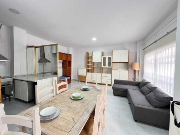 local comercial utilizado como vivienda con escaparate amplio y baño