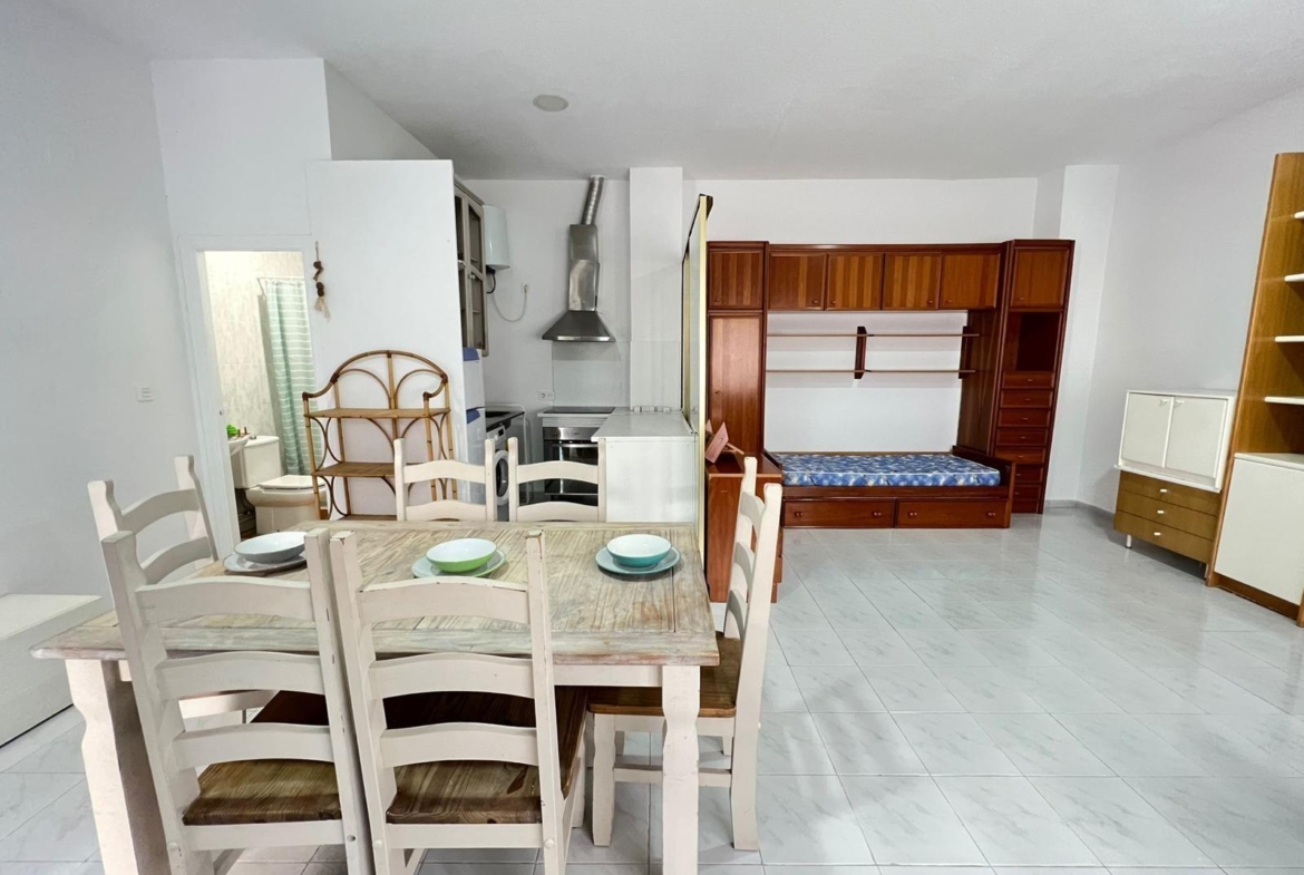 local comercial utilizado como vivienda con escaparate amplio y baño