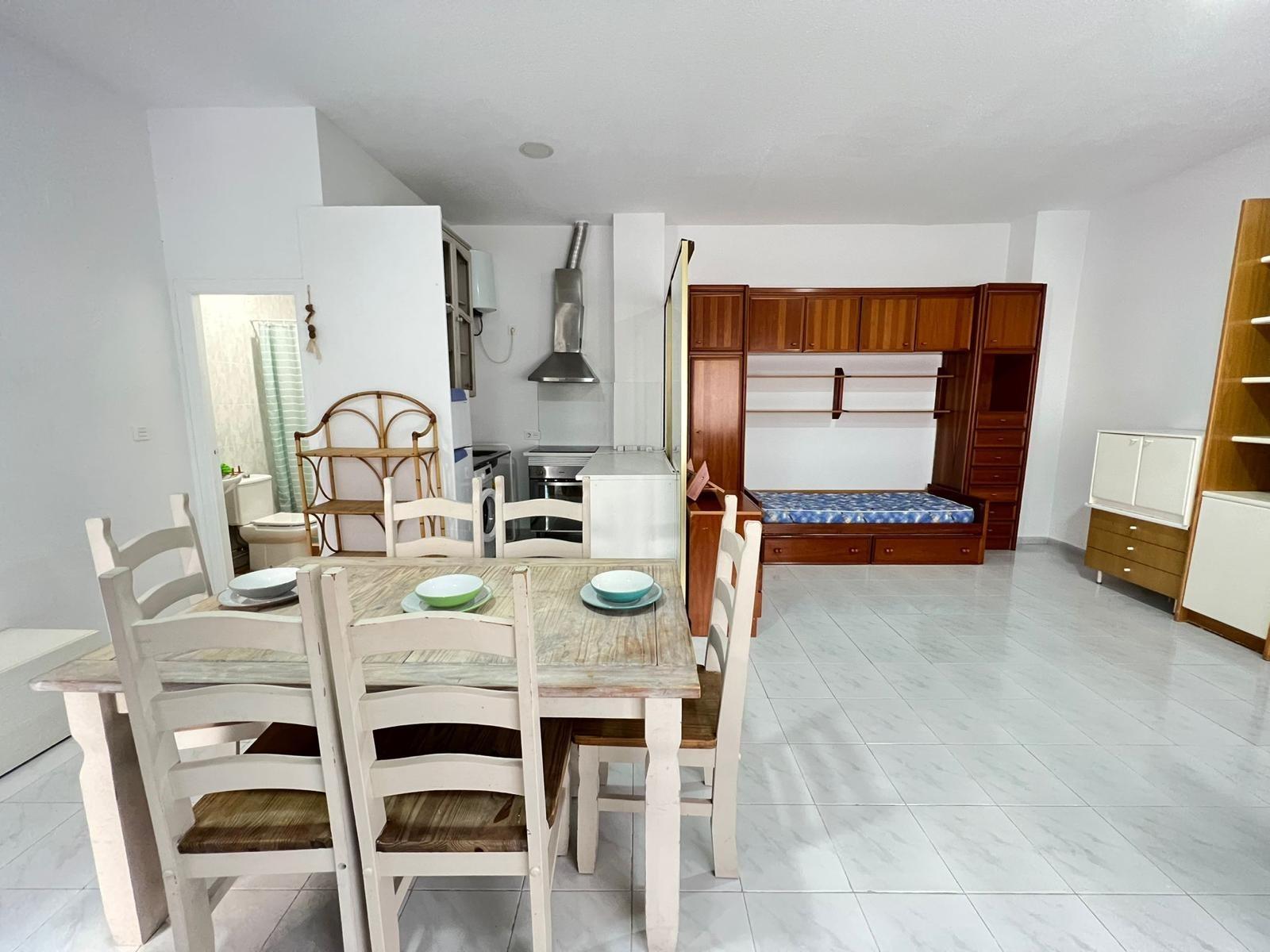 local comercial utilizado como vivienda con escaparate amplio y baño