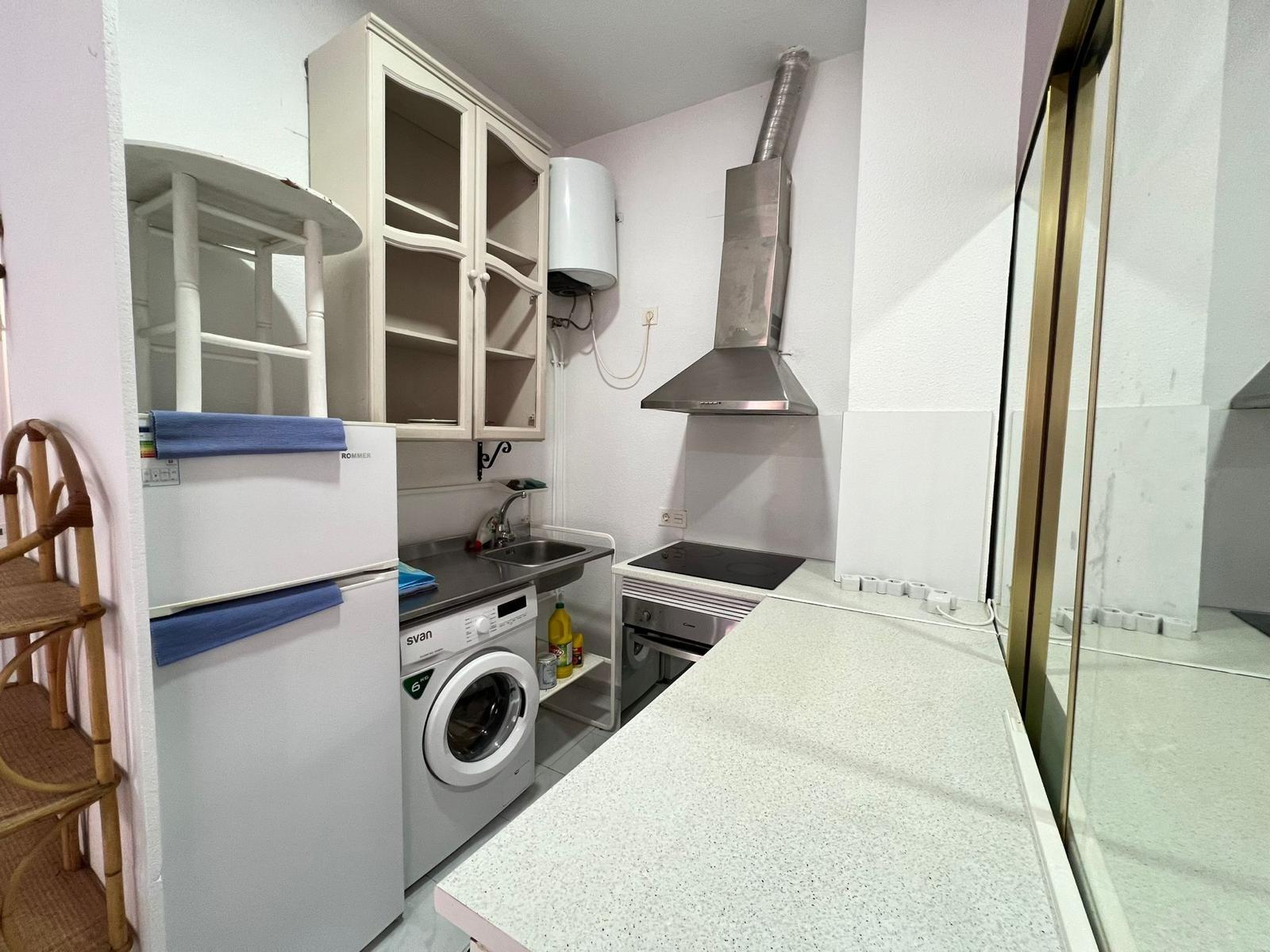 local comercial utilizado como vivienda con escaparate amplio y baño