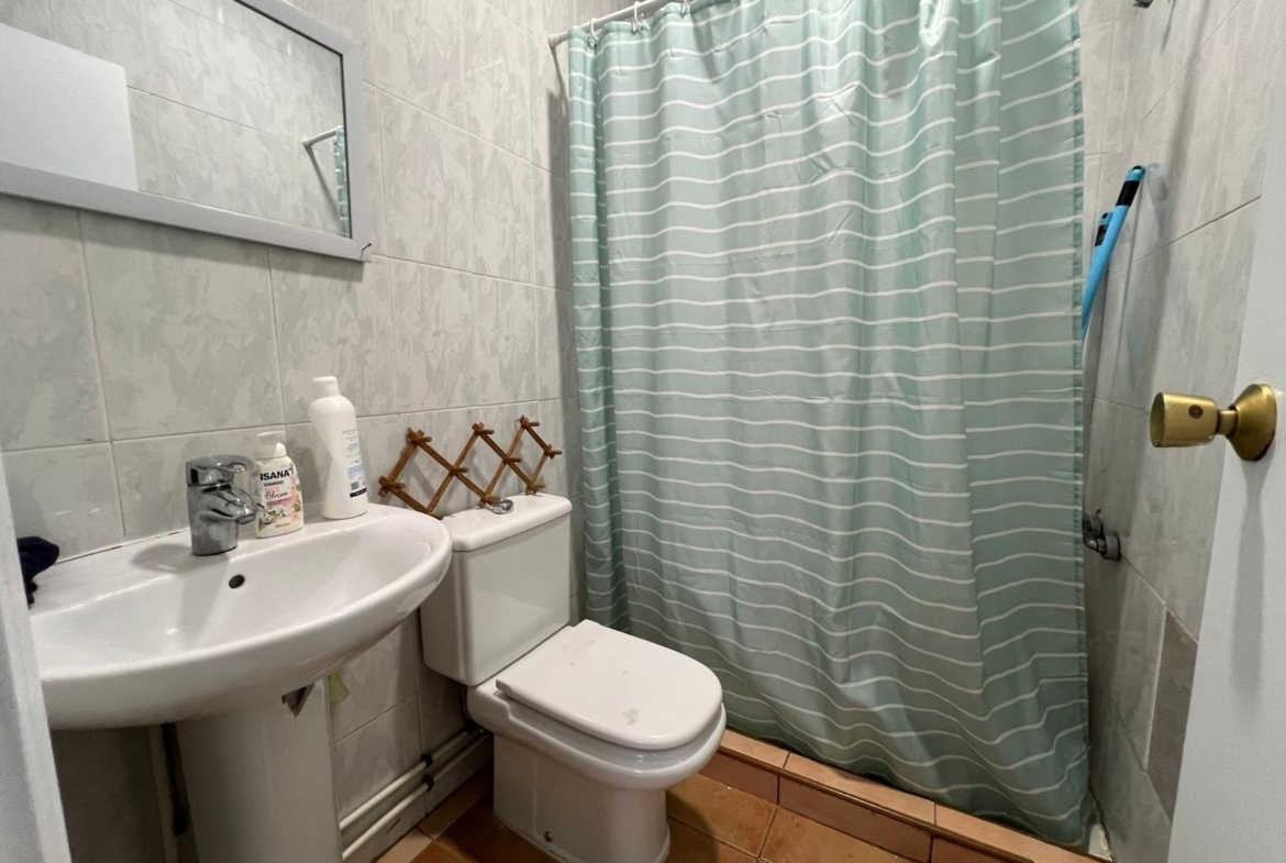 local comercial utilizado como vivienda con escaparate amplio y baño