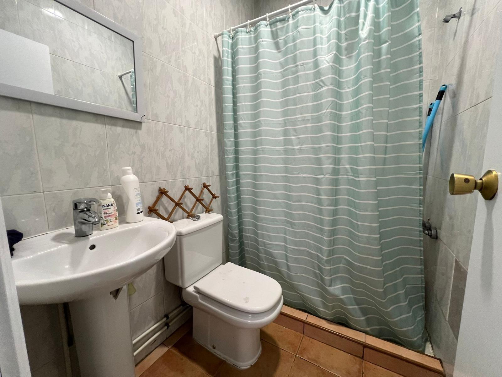 local comercial utilizado como vivienda con escaparate amplio y baño