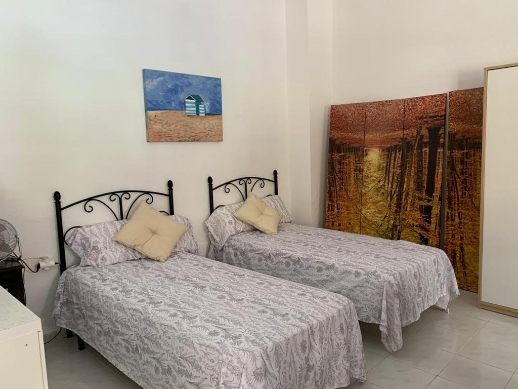 local comercial utilizado como vivienda con escaparate amplio y baño