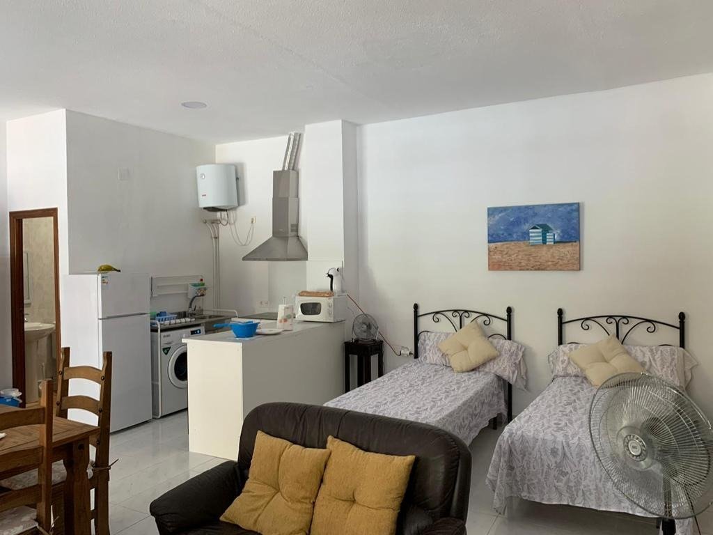 local comercial utilizado como vivienda con escaparate amplio y baño