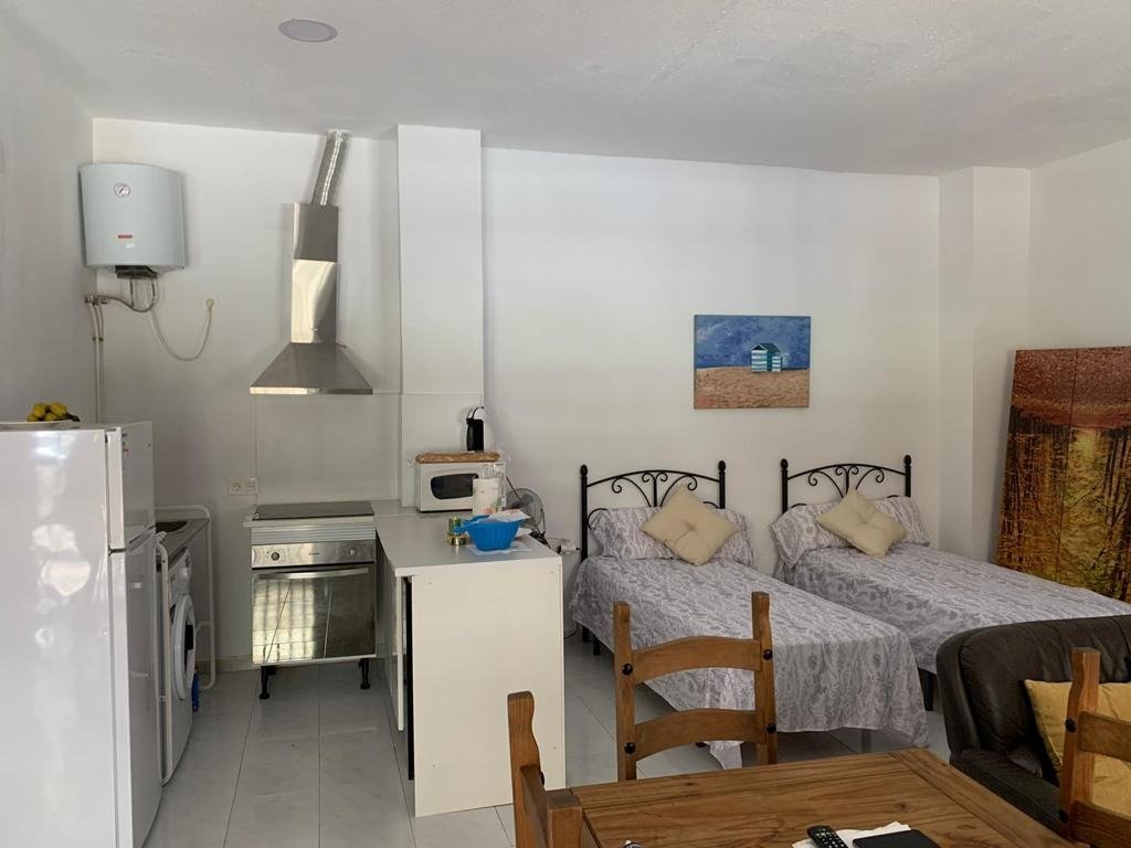 local comercial utilizado como vivienda con escaparate amplio y baño