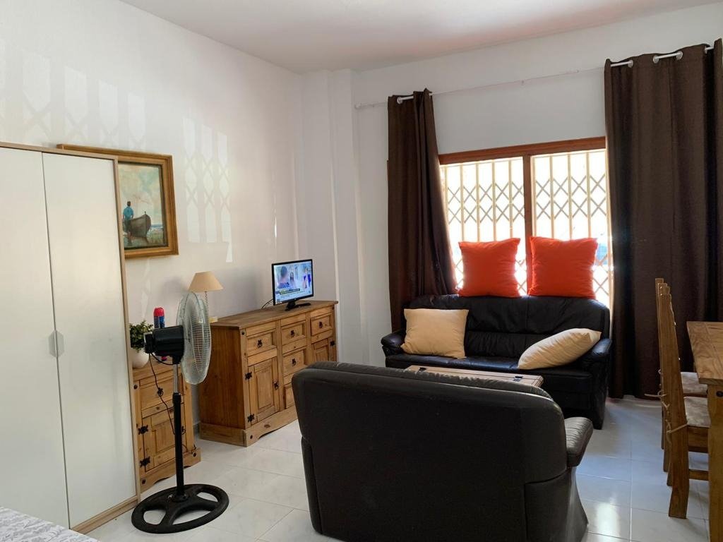 local comercial utilizado como vivienda con escaparate amplio y baño