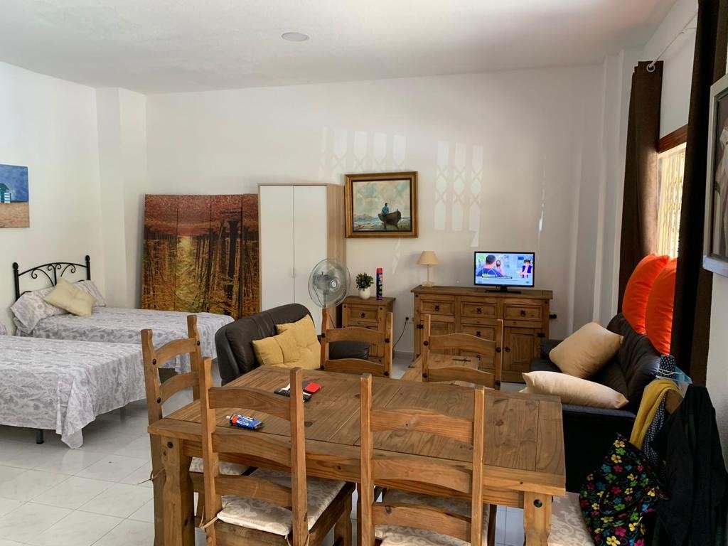 local comercial utilizado como vivienda con escaparate amplio y baño