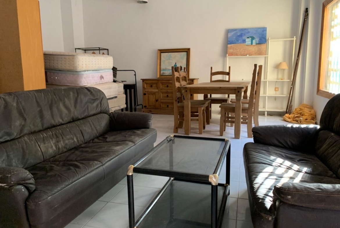 local comercial utilizado como vivienda con escaparate amplio y baño
