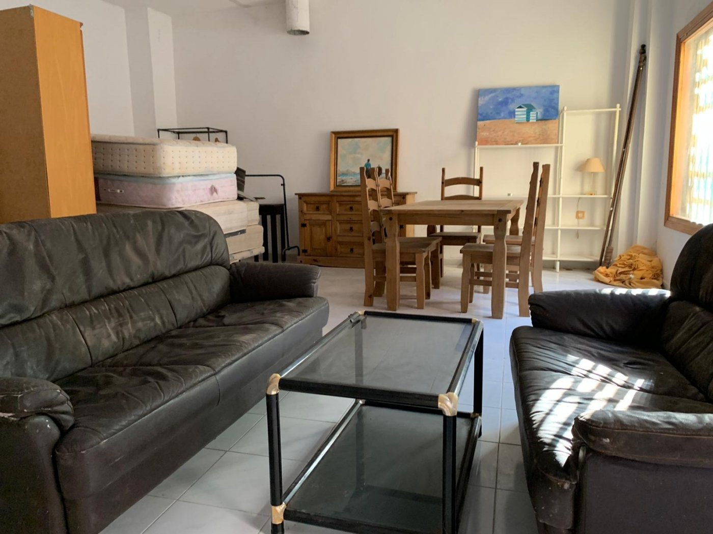 local comercial utilizado como vivienda con escaparate amplio y baño