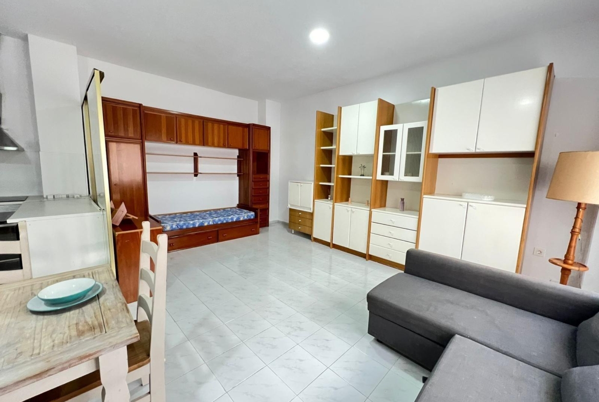 local comercial utilizado como vivienda con escaparate amplio y baño