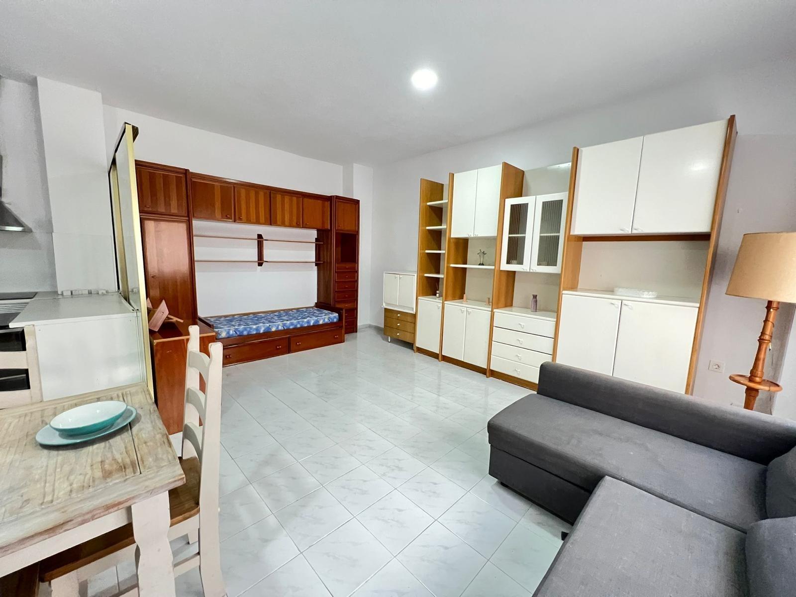 local comercial utilizado como vivienda con escaparate amplio y baño