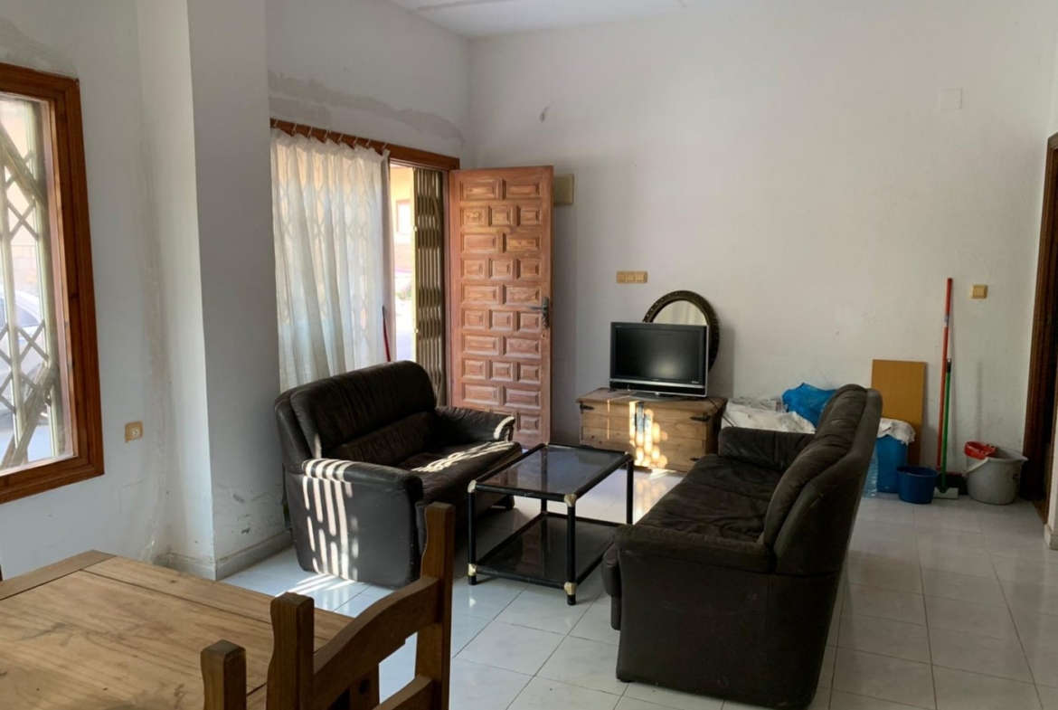 local comercial utilizado como vivienda con escaparate amplio y baño