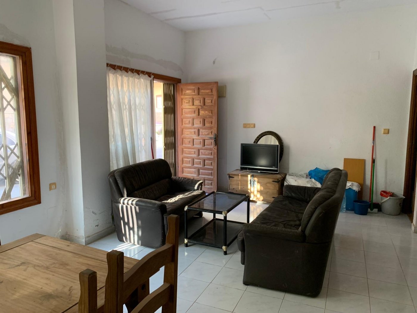 local comercial utilizado como vivienda con escaparate amplio y baño