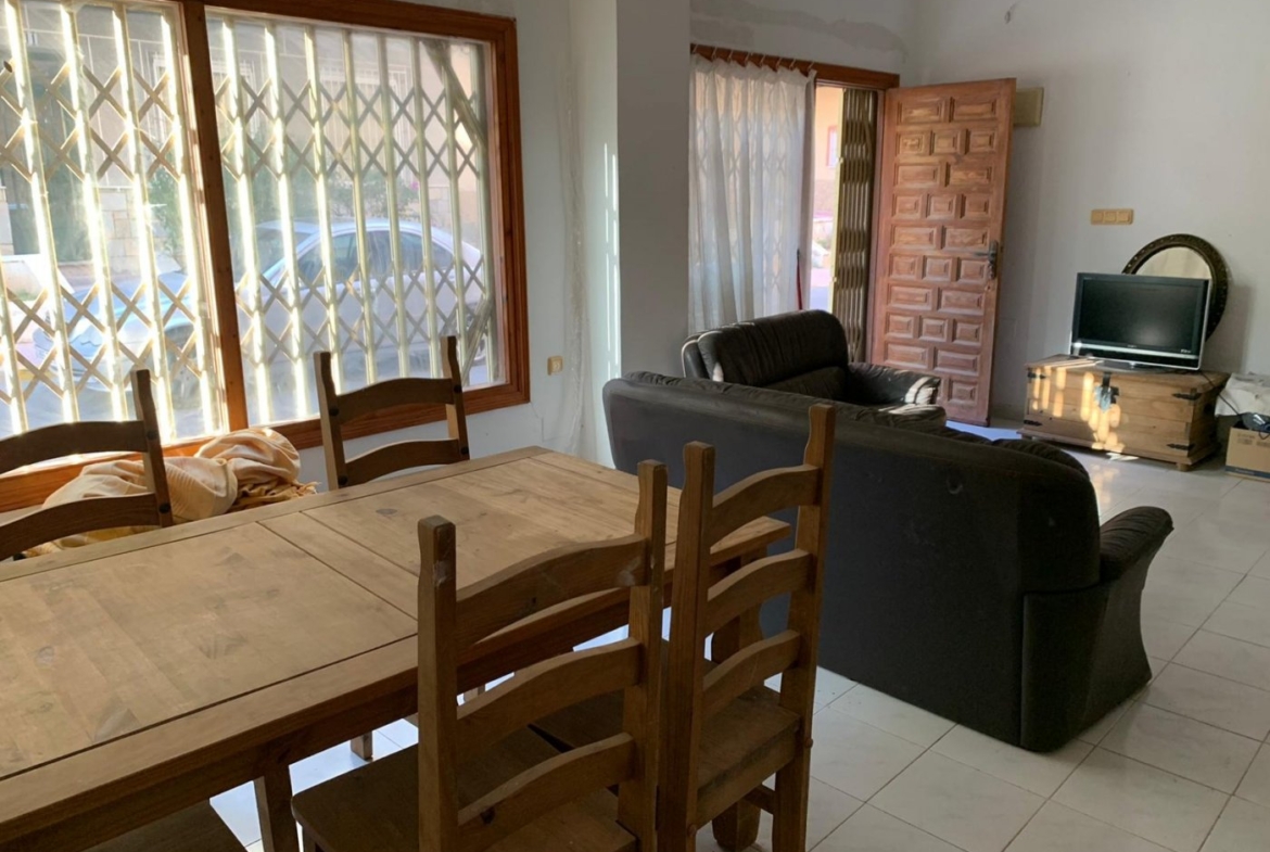 local comercial utilizado como vivienda con escaparate amplio y baño
