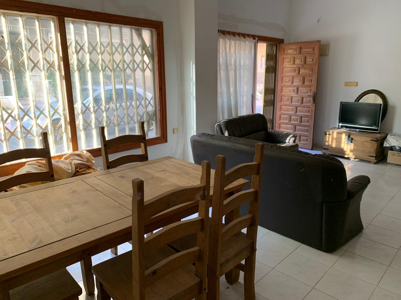 local comercial utilizado como vivienda con escaparate amplio y baño