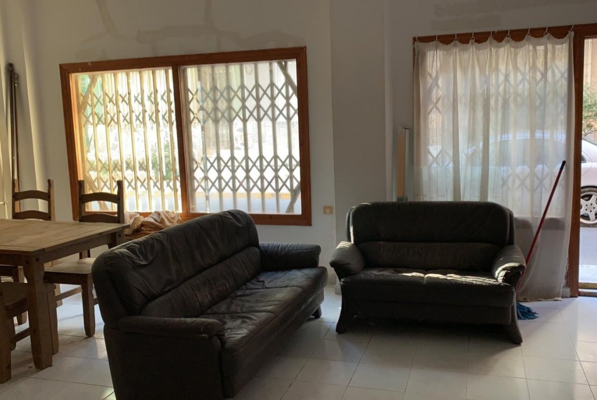 local comercial utilizado como vivienda con escaparate amplio y baño