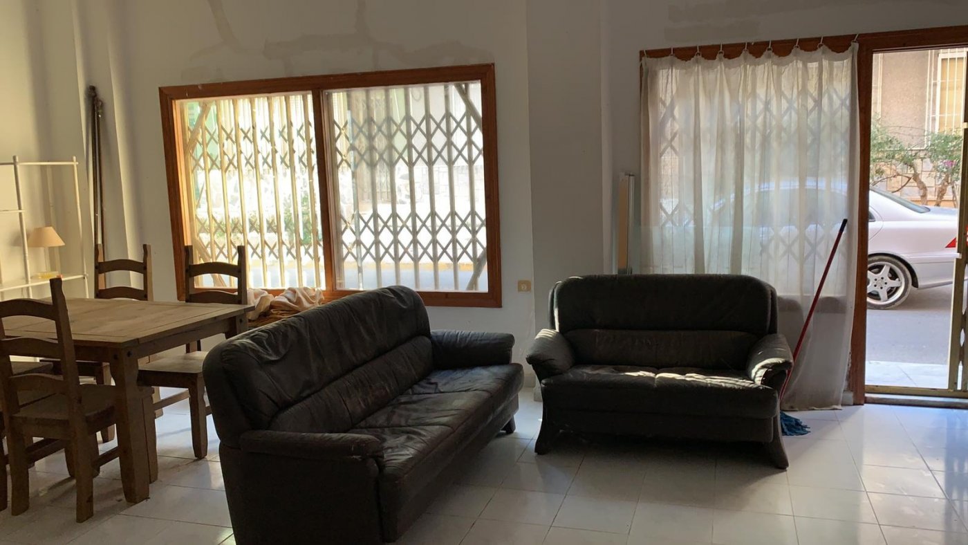 local comercial utilizado como vivienda con escaparate amplio y baño