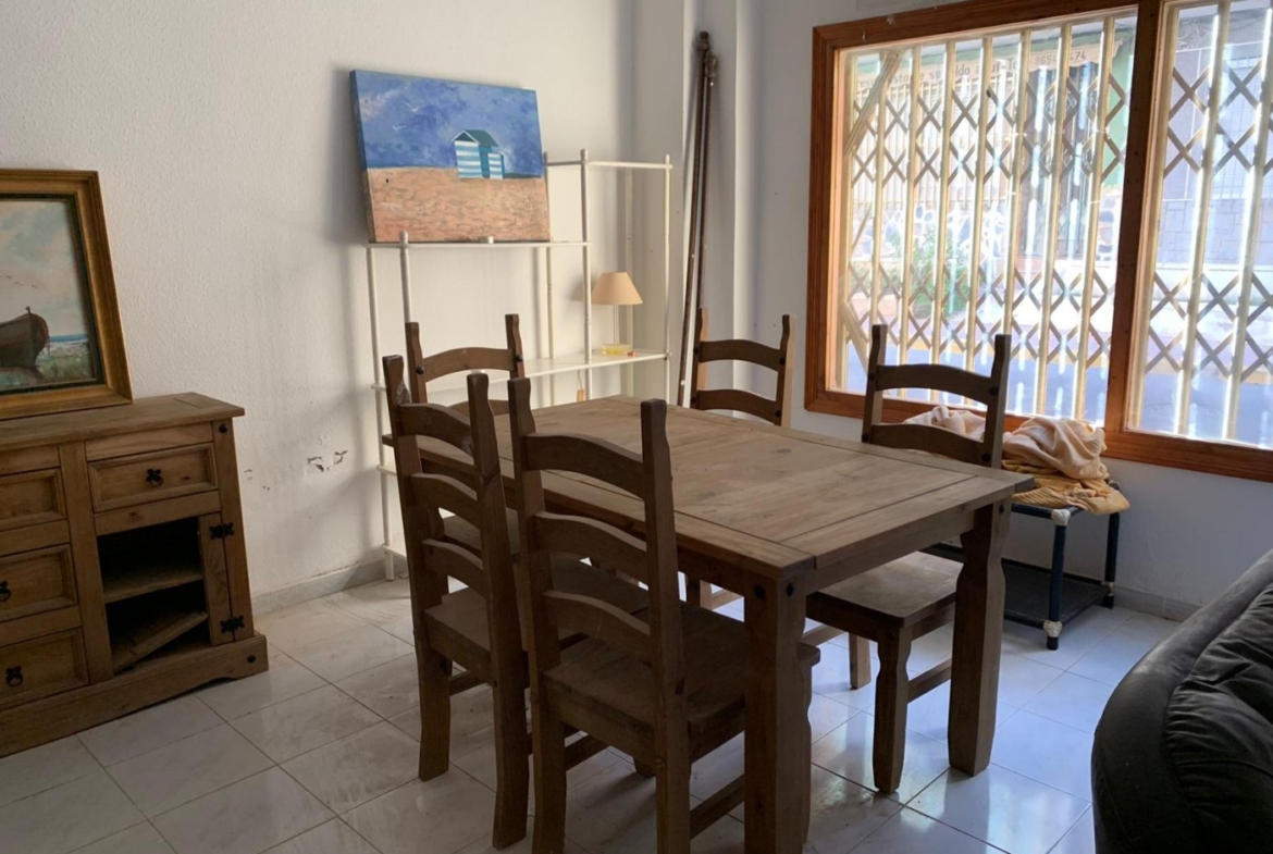 local comercial utilizado como vivienda con escaparate amplio y baño