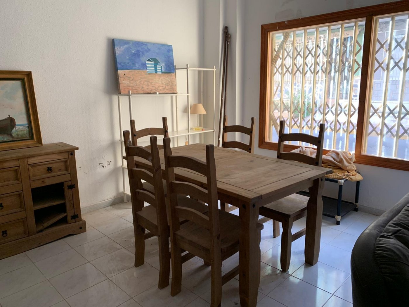 local comercial utilizado como vivienda con escaparate amplio y baño