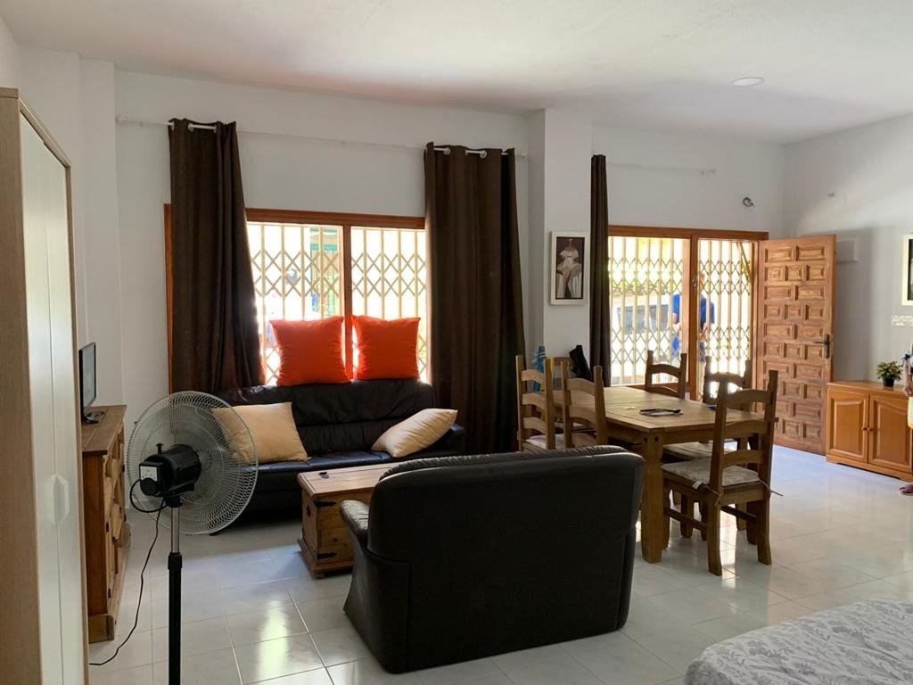 local comercial utilizado como vivienda con escaparate amplio y baño