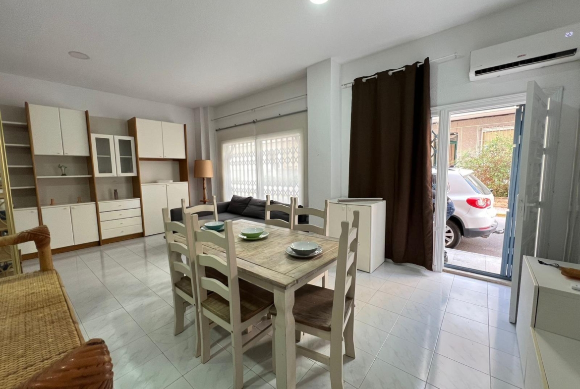 local comercial utilizado como vivienda con escaparate amplio y baño