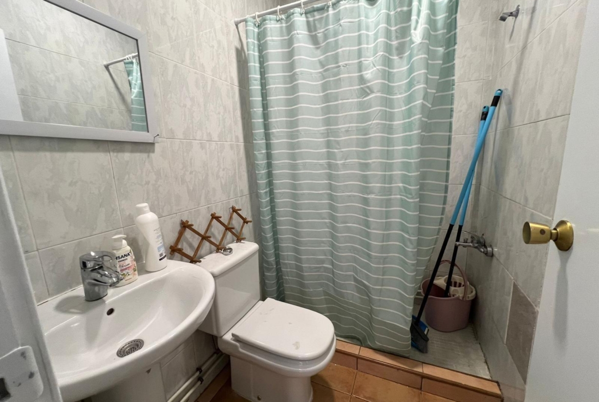 local comercial utilizado como vivienda con escaparate amplio y baño