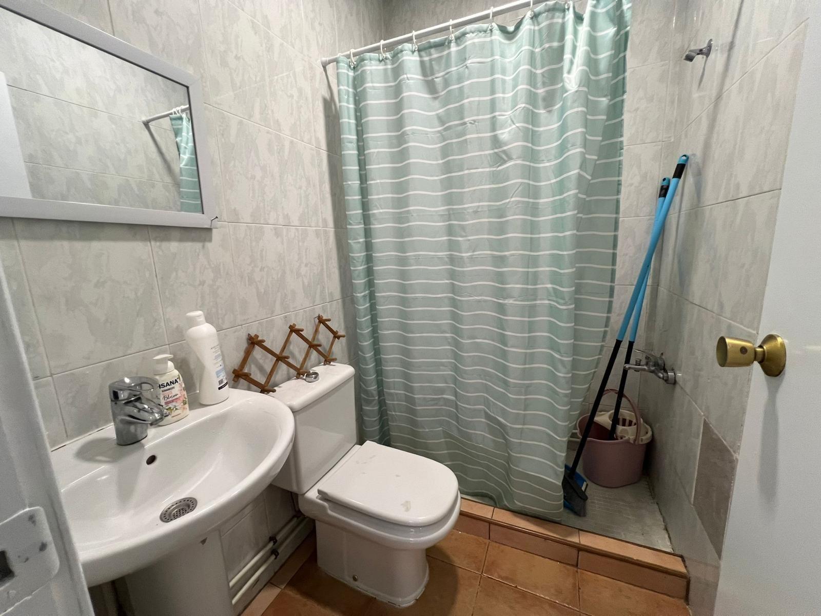 local comercial utilizado como vivienda con escaparate amplio y baño