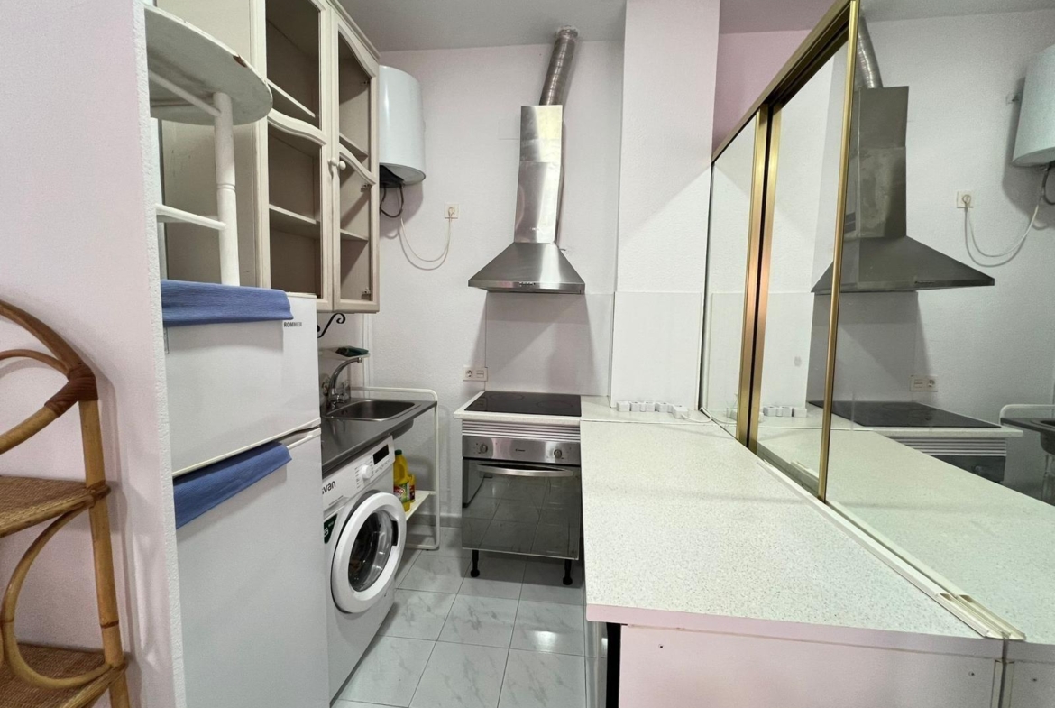 local comercial utilizado como vivienda con escaparate amplio y baño