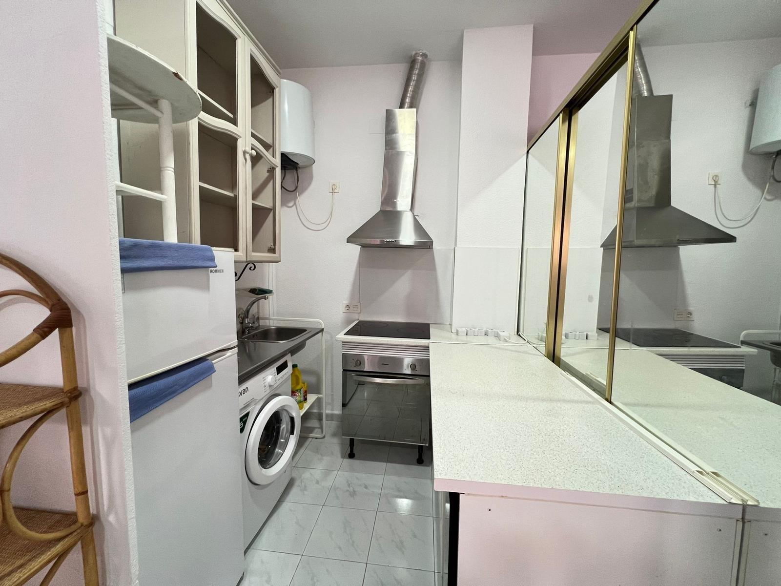 local comercial utilizado como vivienda con escaparate amplio y baño