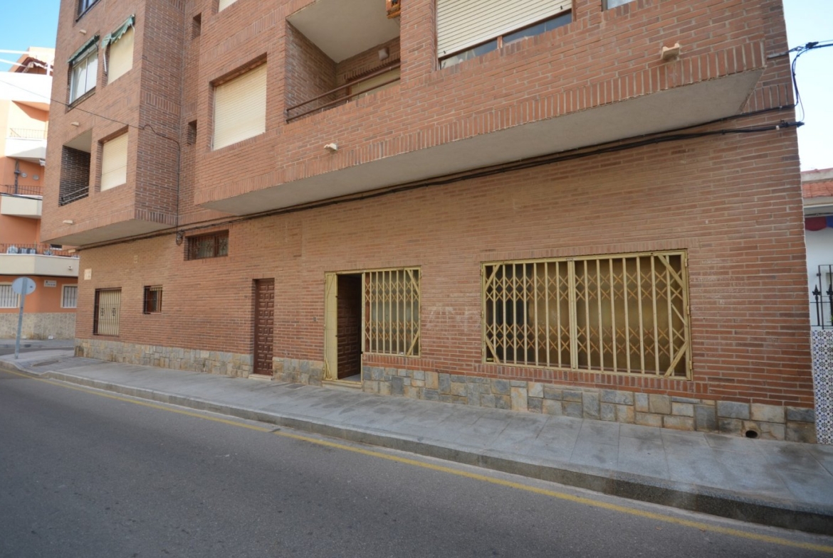 local comercial utilizado como vivienda con escaparate amplio y baño