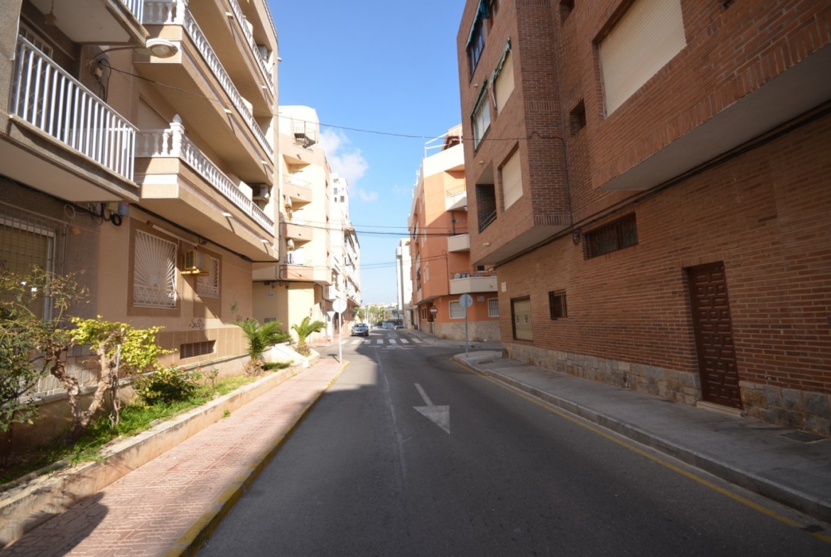 local comercial utilizado como vivienda con escaparate amplio y baño