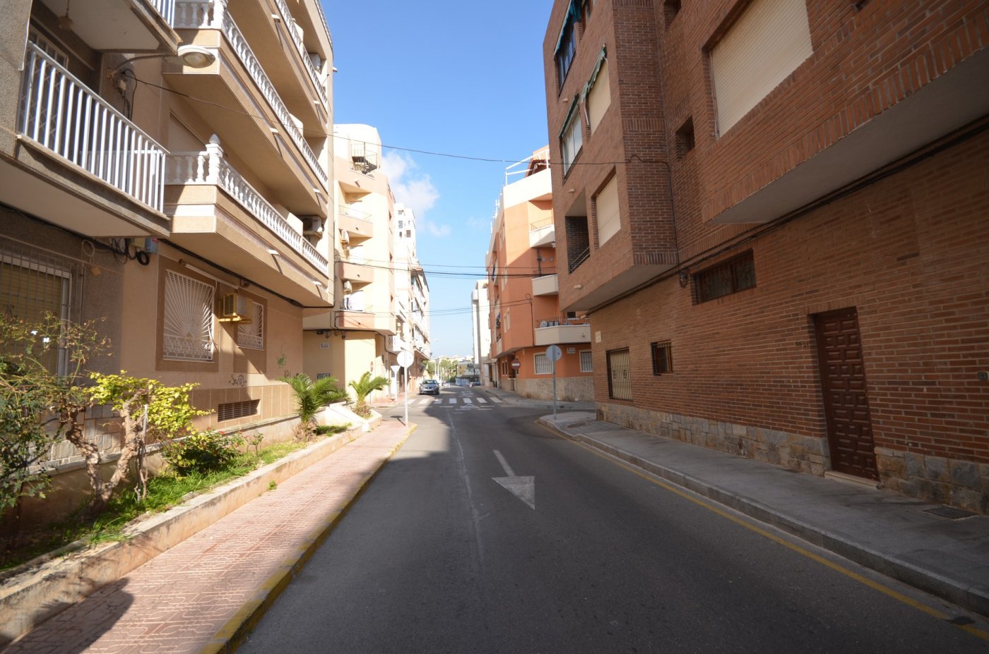 local comercial utilizado como vivienda con escaparate amplio y baño