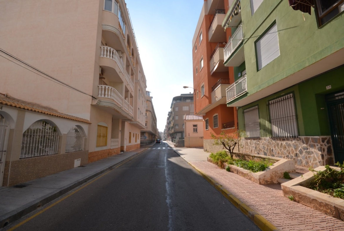 local comercial utilizado como vivienda con escaparate amplio y baño