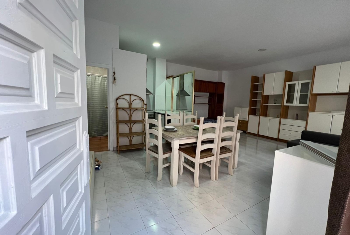 local comercial utilizado como vivienda con escaparate amplio y baño