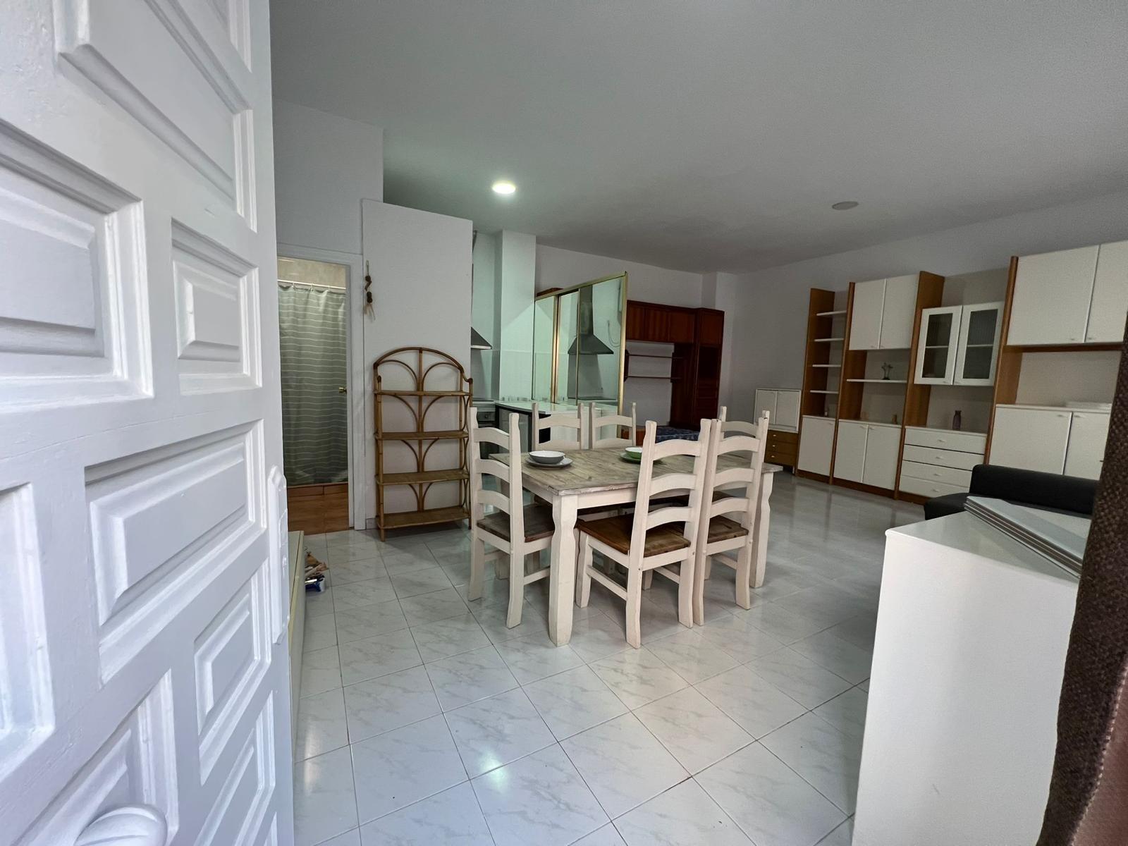 local comercial utilizado como vivienda con escaparate amplio y baño