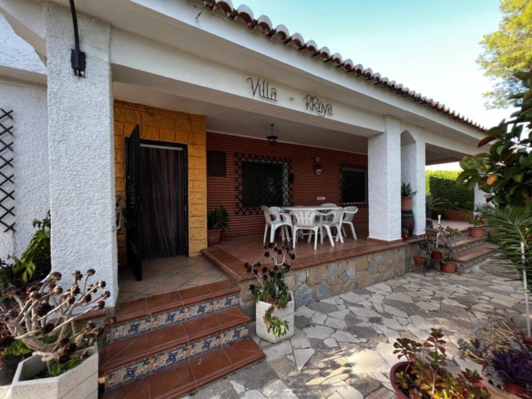 Chalet con 1000 metros de terreno en la zona  Sol y Luz de San Vicente del Raspeig, Alicante